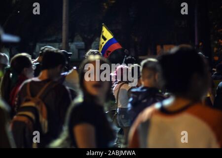 Proteste pacifiche blocco delle strade principali, una settimana dopo il Nationwide strike in Cali, Colombia, mercoledì, nov. 27, 2019. Foto Stock