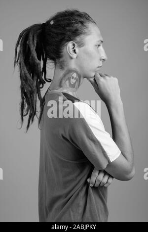 Giovane con dreadlocks in bianco e nero Foto Stock