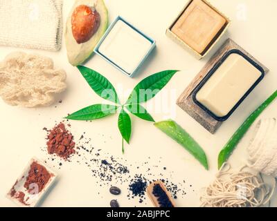Prodotti per il trattamento termale, cura del corpo, la freschezza. La macchia con ingredienti naturali, avocado, aloe vera, caffè scrub, cacoa burro, latte di capra e Foto Stock