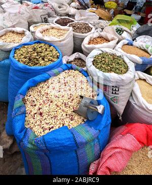 Mix di origine peruviana varietà di mais e cereali dal mercato locale Foto Stock