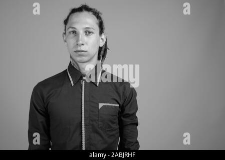 Giovane con dreadlocks in bianco e nero Foto Stock