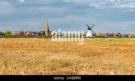 Lytham, Lancashire, Inghilterra, Regno Unito - 29 Aprile 2019: Vista verso la chiesa e il mulino a vento Foto Stock