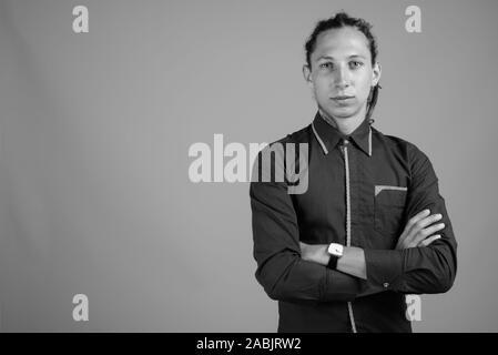 Giovane con dreadlocks in bianco e nero Foto Stock