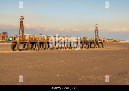 St Anne's, Lancashire, Inghilterra, Regno Unito - 29 Aprile 2019: vista dalla spiaggia presso i resti del pontile di sbarco di Sant Anna è Pier con la passeggiata in Foto Stock