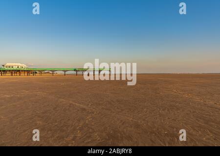 St Anne's, Lancashire, Inghilterra, Regno Unito - 29 Aprile 2019: vista sulla spiaggia e di Sant'Anna Pier Foto Stock