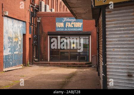 Morecambe, Lancashire, Inghilterra, Regno Unito - 30 Aprile 2019: chiuso ingresso di Johnnys fabbrica del divertimento, entrata in Pleasureland Foto Stock