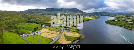 Vista aerea della baia di Teelin nella Contea di Donegal sulla Wild Atlantic modo in Irlanda. Foto Stock