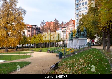 Bruxelles, Belgio - 16 Novembre 2019: Statue e vicolo in Piazza Ambiroix su una soleggiata giornata autunnale. Foto Stock