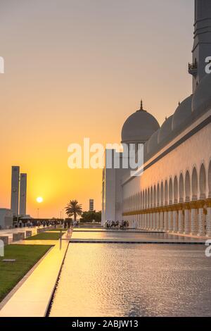 Bellissimo tramonto alla Moschea Sheikh Zayed ad Abu Dhabi. Foto Stock