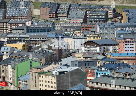 Modern Andorian town El Pas de la Casa Foto Stock