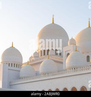 Vista delle cupole e dei campanili della Grande Moschea di Abu Dhabi. Foto Stock