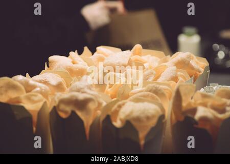 Chip di gamberetti in cassette monouso. Gamberi e pesce Fast Food. Foto Stock