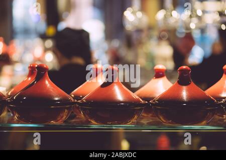 Tajines marocchine in un ristorante. Cucina marocchina e cibo di strada. Foto Stock