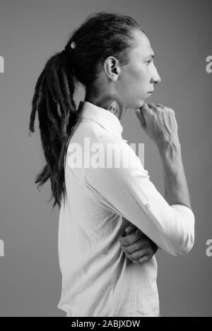 Giovane imprenditore con dreadlocks in bianco e nero Foto Stock