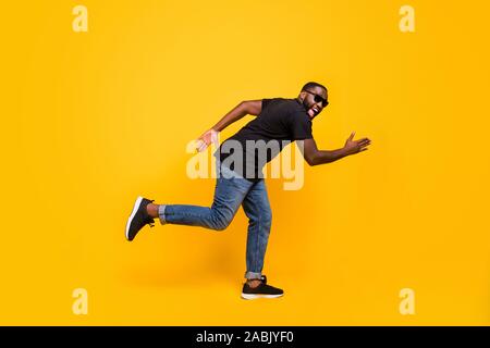 Occasioni io vengo. A piena lunghezza profilo foto a lato di funky crazy afro american guy andare a piedi correre veloce incredibili vendite urlare indossare abbigliamento moderno Foto Stock