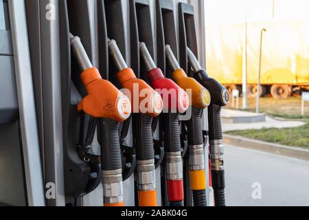 21-11-2019, Regione di Mosca, Russia. Le pompe con diversi tipi di benzina e combustibile diesel in corrispondenza di una stazione di gas. Punto di vendita della benzina, stazione di carburante Foto Stock