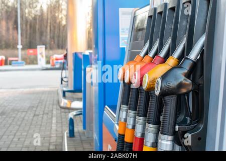 21-11-2019, Regione di Mosca, Russia. Una cremagliera con pompe con diversi tipi di benzina e combustibile diesel in corrispondenza di una stazione di gas. Il carburante self-service di stazio benzina Foto Stock