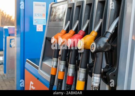 21-11-2019, Regione di Mosca, Russia. Le pompe con diversi tipi di benzina e combustibile diesel in corrispondenza di una stazione di rifornimento di close-up. Self-service di stazione di carburante, combustibile p Foto Stock