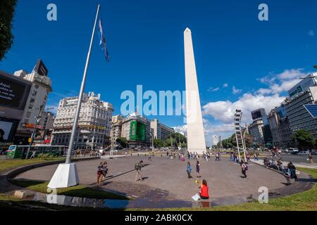 BUENOS ARIES, ARGENTINA - APRILE, 17, 2019: l'Obelisco de Buenos Aires, un monumento storico nazionale situato nel centro di Buenos Aires, Argentin Foto Stock