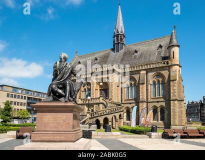 Scozia - giugno, 26, 2019: la statua di Robert Burns fuori la McManus Galleria d'Arte Museo, Scozia. Foto Stock