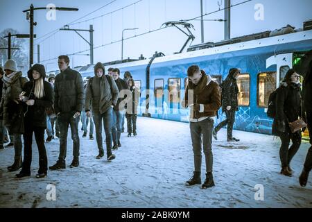 Nel tardo pomeriggio, un treno Keolis da Zwolle è arrivato in coperte di neve Kampen, Paesi Bassi. Foto Stock