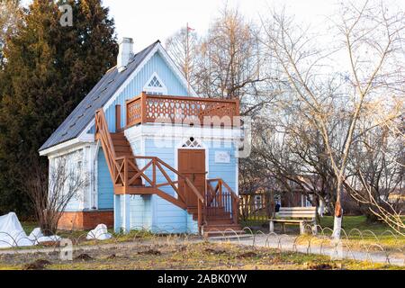 21-11-2019, Regione di Mosca, Russia. Valutazione country house, il famoso scrittore russo Anton Chekhov scritto qui il suo gioco Il Gabbiano. Piccola casa in legno wi Foto Stock