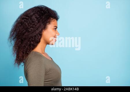 Profilo foto a lato positivo di allegro afro american girl avere del tempo libero con i suoi amici a guardare lo spazio copia ascoltare godersi vacanze elegante di usura Foto Stock