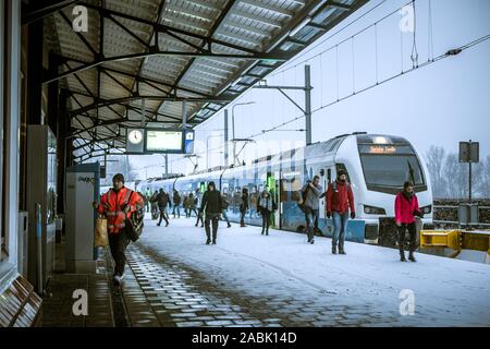 Nel tardo pomeriggio, un treno Keolis da Zwolle è arrivato nella coperta di neve Kampen, Paesi Bassi. Foto Stock