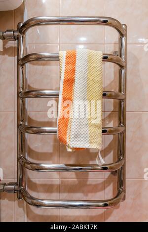 Acciaio inossidabile bagno scaldasalviette radiatore, con un asciugamano Foto Stock