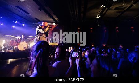 Copenhagen, Danimarca. 27 Nov, 2019. Il danese cantante e cantautore Alexander Oscar esegue un concerto dal vivo a VEGA in Copenhagen. (Photo credit: Gonzales foto/Nikolaj Bransholm/Alamy Live News). Foto Stock