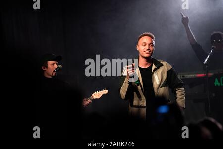 Copenhagen, Danimarca. 27 Nov, 2019. Il danese cantante e cantautore Alexander Oscar esegue un concerto dal vivo a VEGA in Copenhagen. (Photo credit: Gonzales foto/Nikolaj Bransholm/Alamy Live News). Foto Stock