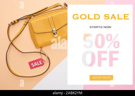 Vista superiore del sacchetto con vendita etichetta sul beige, bianco e sfondo rosa con oro vendita 50 percento di sconto illustrazione Foto Stock