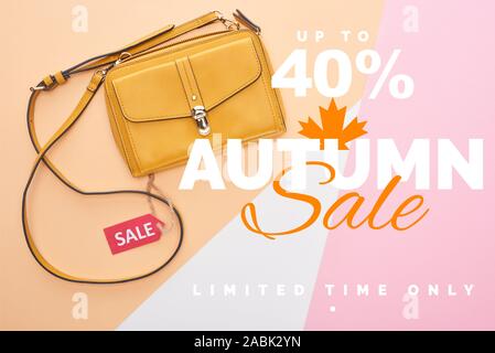Vista superiore del sacchetto con vendita etichetta sul beige, bianco e rosa con sfondo vendita autunnale, fino a 40 percento di illustrazione Foto Stock