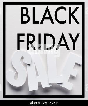 Vista superiore del venerdì nero vendita scritte su sfondo bianco Foto Stock