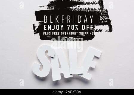 Vista superiore della vendita bianco scritte su sfondo bianco con il Black Friday, 70 percento di sconto illustrazione Foto Stock