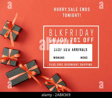 Vista superiore del piccolo nero confezioni regalo su sfondo rosso con Venerdì nero vendita illustrazione Foto Stock