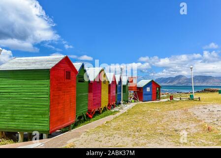 Colourful Beach Huts a St James Beach, Muizenberg, Città del Capo, Sud Africa Foto Stock