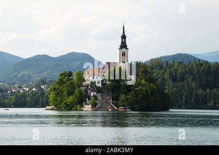 Parole chiave: Bled, lago, Slovenia, Castle Mountain, chiesa, Vista Isola Bella, europa, sky, sfondo, alpi, acqua, natura, punto di riferimento, idilliaco, la Foto Stock