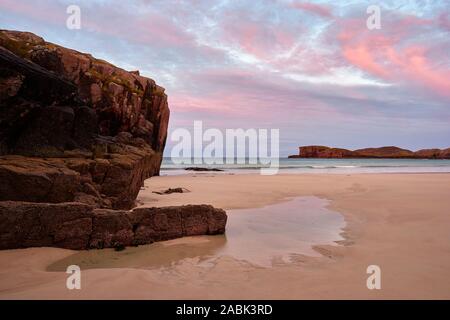 Oldshoremore bay nei pressi di Kinlochbervie, Sutherland, Highland, Scozia. A sunrise Foto Stock