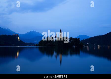 Parole chiave: Bled, lago, Slovenia, Castle Mountain, chiesa, Vista Isola Bella, europa, sky, sfondo, alpi, acqua, natura, punto di riferimento, idilliaco, la Foto Stock