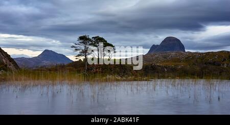 E Suilven Canisp da Loch Druim Suardalain, vicino a Lochinver, Assynt, Sutherland, Highland, Scozia Foto Stock