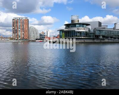 Manchester Ship Canal e il Teatro di Lowry e il Centro delle arti, le banchine, Salford, Manchester, Inghilterra, Regno Unito Foto Stock