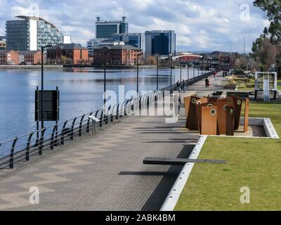 Vista dal Trafford Wharf oltre Manchester Ship Canal verso Merchant's Quay, Salford Quays, Manchester, Inghilterra, Regno Unito Foto Stock