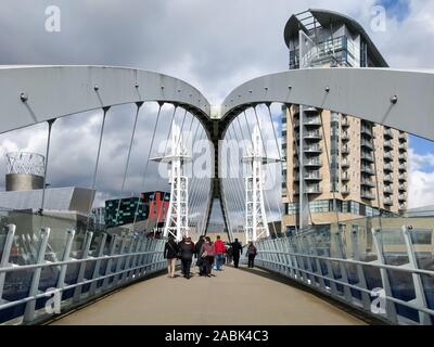 La gente camminare sulla passerella di Lowry, Salford Quays, Manchester, Inghilterra, Regno Unito Foto Stock