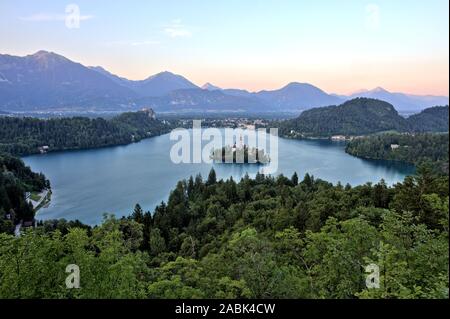 Parole chiave: Bled, lago, Slovenia, Castle Mountain, chiesa, Vista Isola Bella, europa, sky, sfondo, alpi, acqua, natura, punto di riferimento, idilliaco, la Foto Stock