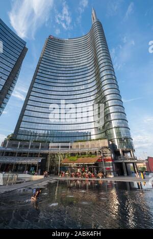 Italia Milano: UniCredit Tower (Torre UniCredit), grattacielo in Piazza Gae Aulenti progettato dall architetto Cesar Pelli nel quartiere di Porta Nuova Foto Stock