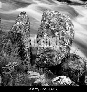 Split boulder nel fiume Inverianvie, Gruinard Bay, Wester Ross, Highland, Scozia. In bianco e nero Foto Stock