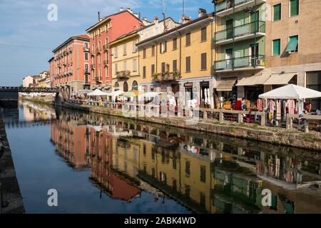 Italia Milano: canali nella Darsena distretto. Il mercato di antiquariato lungo le rive del Naviglio Grande Foto Stock