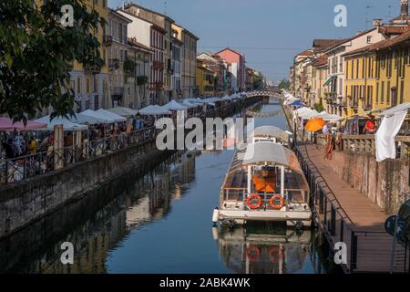 Italia Milano: canali nella Darsena distretto. Mercato di antiquariato lungo le rive del Naviglio Grande Foto Stock