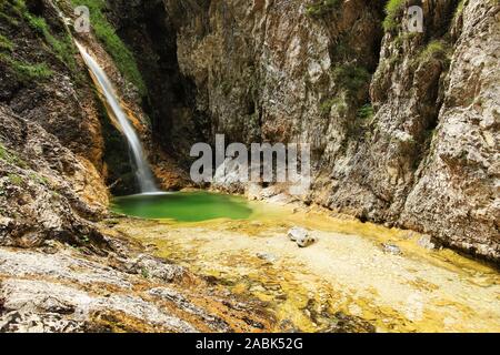 Parole chiave: cascata, soca, fiume, acqua, Slovenia, parco, stream, Triglav, montagna, nazionale, turchese, natura, pietra, roccia, gorge, bella natura Foto Stock